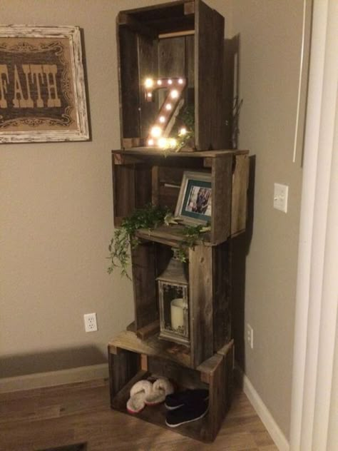 Farmhouse Bookshelf, Old Wooden Crates, Diy Rustic Home, Diy Lampe, Books Bookshelf, Bookshelf Design, Rustic Living, Wooden Crates, Rustic Living Room