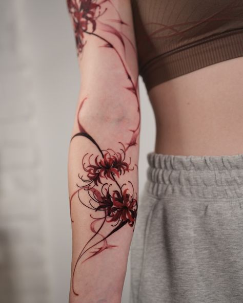 Shades of fall 🍁 Resident artist: @onyo_flowertattoo #flowertattoo #spiderlilytattoo #spiderlily #redheadbeauty #redheadgirl #koreantattooartist #seoulinktattoo Red Spider Lily Tattoo Sleeve, Spider Lily With Butterfly Tattoo, Spider Lily Sleeve Tattoo, Lily And Chrysanthemum Tattoo, Spiderlili Tattoo Red, Spider Lily Tattoo Arm, Spider Lily Spine Tattoo, Lily Tattoo On Arm, Spiderlili Tattoo Black