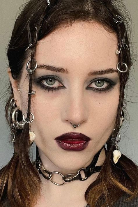 Smokey Eye Dark Lip, Post Punk Makeup, Grunge Lip Combo, Lips Makeup Ideas, Punk Makeup Tutorial, Dark Lip Combo, 2000s Emo Makeup, Cool Tone Makeup Looks, Punk Makeup Looks