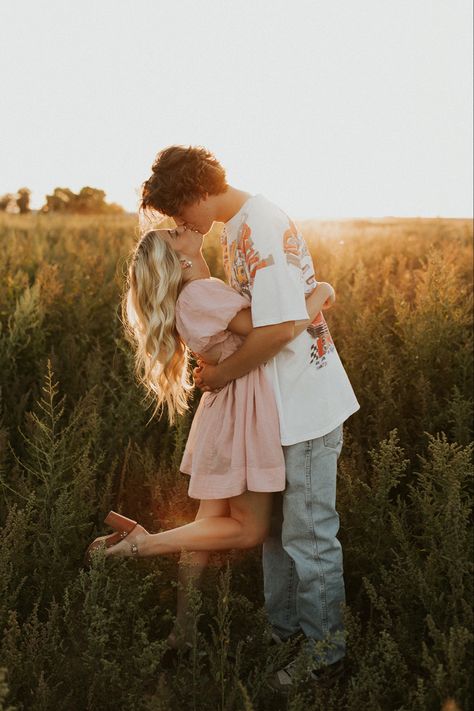 Tall Grass Photoshoot Couple, Couples Details Photo Ideas, Couple Poses Outside, Couples Photoshoot Golden Hour, Fall Photo Couple Outfits, Couple Poses Photography Ideas Romantic, Mountain Couple Photoshoot Fall, Couples Field Pictures, Farm Couples Photoshoot