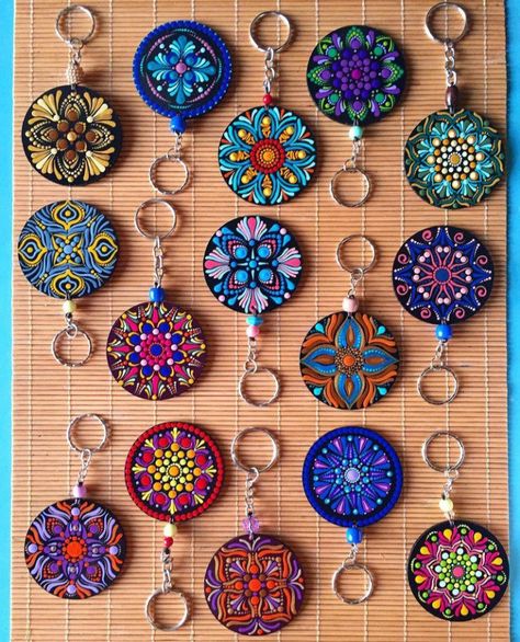 Dot Painting Designs, Mandala Keychain, Diy Candles Design, Indian Wall Art, Mandala Jewelry, Easy Mandala Drawing, Mandala Dot Art, Simple Mandala, Mandala Art Lesson