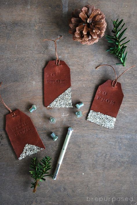 Leather and glitter gift tags. Diy Leather Stamp, Diy Leather Goods, Jul Diy, Diy En Cuir, Leather Tags, Creative Christmas Gifts, Stamped Leather, Gift Tags Diy, Leather Stamps