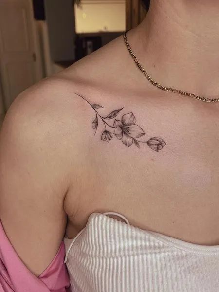 Flower Collarbone Tattoo Under Collar Bone Tattoos, Collarbone Tattoo Ideas, Collarbone Tattoos, Clavicle Tattoo, Simple Flower Tattoo, Collarbone Tattoo, 16 Tattoo, Bone Tattoos, Tattoos For Women Flowers