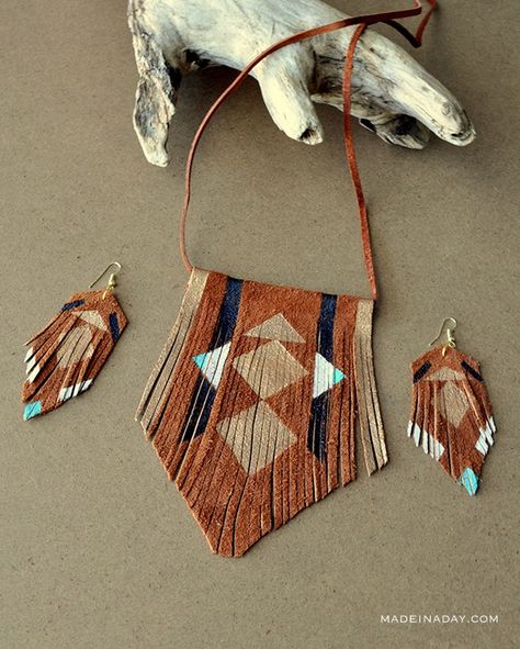 DIY Tribal Suede Fringe Leather Necklace madeinaday.com Fringe Necklace Diy, Leather Fringe Necklace, Diy Bohemian, Necklaces Ideas, Fringe Jewelry, Vintage Jewelry Diy, Diy Leather Earrings, Leather Jewelry Diy, Fringe Necklace