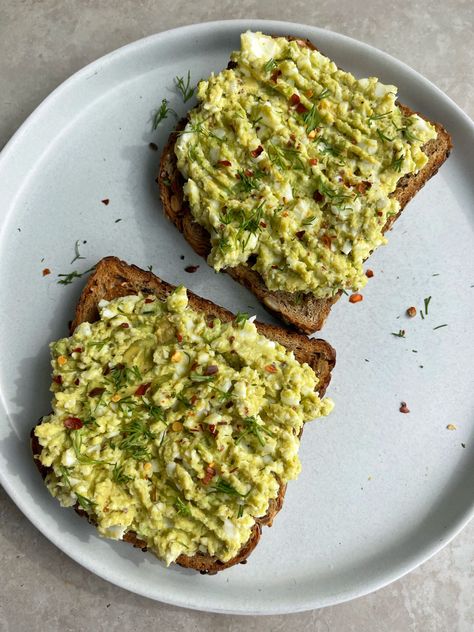 This Avocado Egg Salad makes for an easy lunch that's packed with protein and super satisfying! Made with simple ingredients and comes together in under 15 minutes. Avocado Toast Recipes With Egg, Avocado Egg Salad Toast, Avocado Egg Sandwich, Avacodo Toast Recipes With Egg, Healthy Egg Salad Recipe, Grated Egg And Avocado Toast, Egg Salads, Avocado Toast With Egg Aesthetic, Biggest Loser Recipes