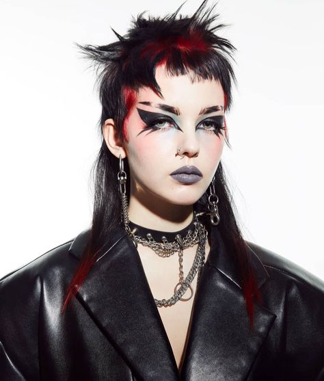 Punk Glam Fashion, 70s Punk Hairstyles, 1970s Punk Makeup, Punk Style Makeup, Punk Make Up 80s, Punk Eyebrows, Punk Makeup Looks 80s, Metal Show Makeup, Rebellious Makeup