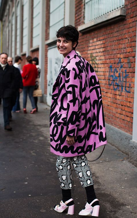 On The Street…….Milan Discovers Pink, Milan The Sartorialist, Walking Down The Street, Milan Street Style, Mode Boho, Looks Street Style, Women Street, Street Chic, Parka, Chic Style