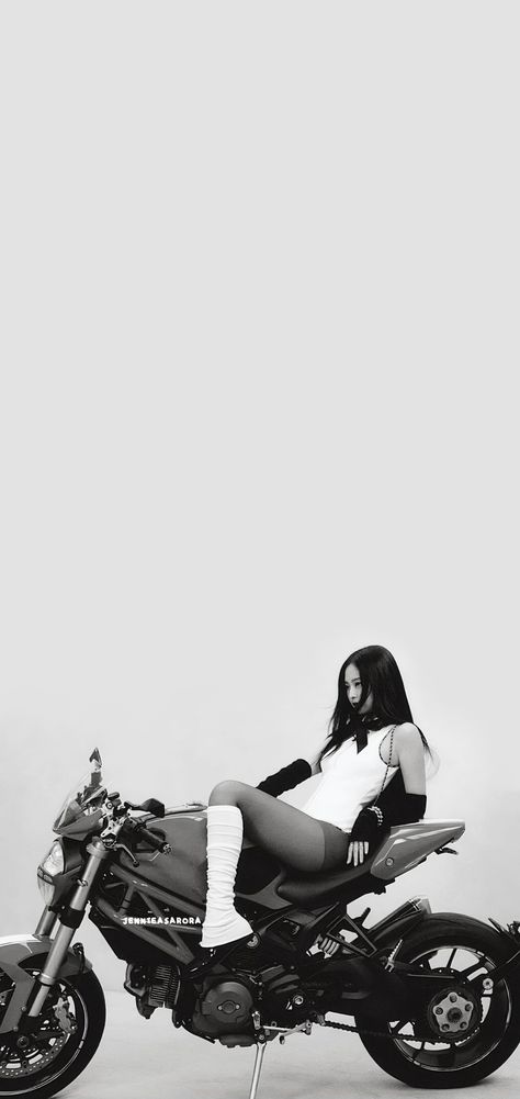 JENNIE WALLPAPER Jennie And Enhypen, Jennie Black And White Wallpaper, Kim Jennie Photoshoot, Jennie Black Wallpaper, Jennie Cute Wallpaper, Jennie Wallpaper Iphone, Jennie Hot Pics, Blackpink Wallpaper Iphone, Jennie Poster