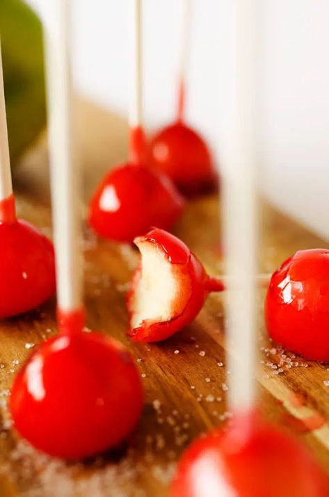 Mini Candy Apple Bites, Mini Candy Apples Halloween, Mini Candied Apples, Mini Toffee Apples, Mini Carmel Apples Bites, Candy Apple Bites, Sliced Candy Apples, Candy Apple Slices, Apple Lollipops