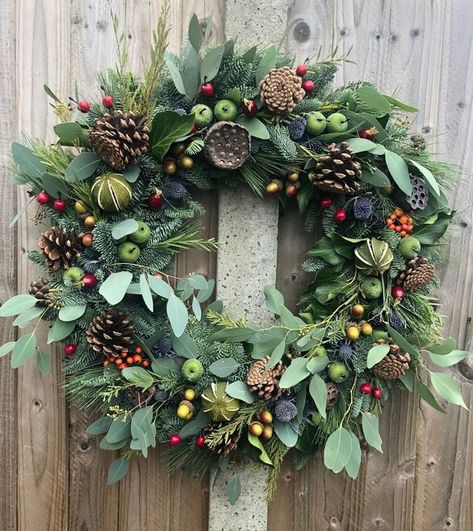 Julkransar Diy, Homemade Christmas Wreaths, Fresh Christmas Wreath, Winter Greenery, Seed Heads, Ge Bort, Christmas Decorations Wreaths, Christmas Floral Arrangements, Christmas Door Wreaths