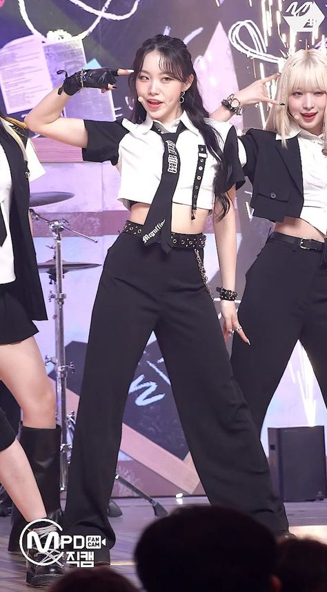 Black And White Hiphop Outfit, Kpop Outfits Black And White, Kpop Idol Outfits Female Stage, Black And White Stage Outfit, Black Stage Outfits Kpop, Kpop Female Idols Outfits, Female Idols Outfits, K Pop Outfits Stage, K Pop Idols Outfits