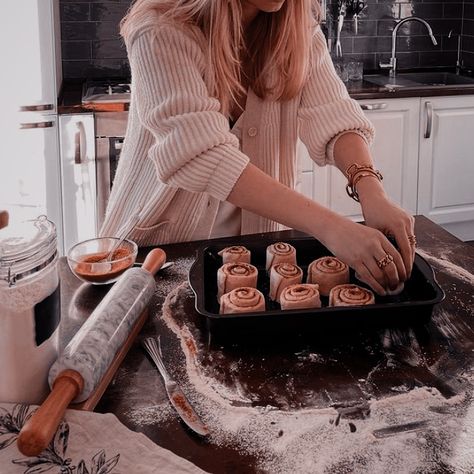 People Baking Aesthetic, People Baking, Cooking Hobby, Aesthetic Cooking, Baking Aesthetic, Vision Board Pictures, Girl Cooking, Culinary School, About People