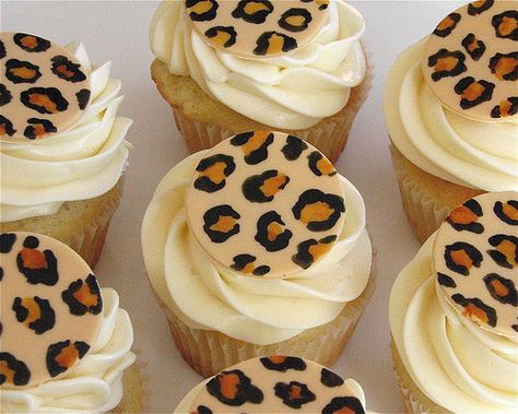 oh these would be perfect for my little sister's sweet 16 next year! Cheetah Print Cupcakes, Cheetah Cupcakes, Cupcake Tumblr, Leopard Print Cupcakes, Leopard Cupcakes, Animal Print Cupcakes, Leopard Cake, Leopard Print Cake, Buffet Dessert