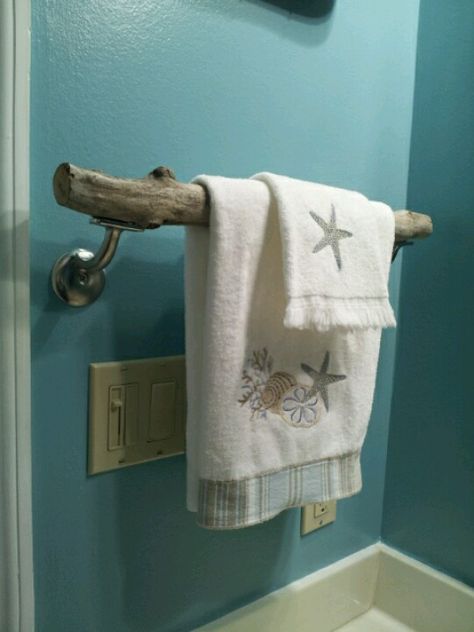 driftwood towel bar Coastal Bathroom Towel Rack, Unique Towel Bars Bathroom Ideas, Driftwood Towel Holder, Driftwood Towel Rack, Driftwood Handrail, Diy Bathroom Paint, Towel Holder Ideas, Diy Towel Holder, Hand Towel Holder Ideas