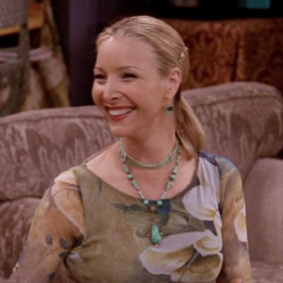 Pheobe Buffay Jewelry, Phoebe Buffay Jewelry, Lisa Kudrow Friends, Phoebe Buffay Outfits, Regina Phalange, Friends Clothes, 90s Characters, 90s Fashion Icons, Lisa Kudrow