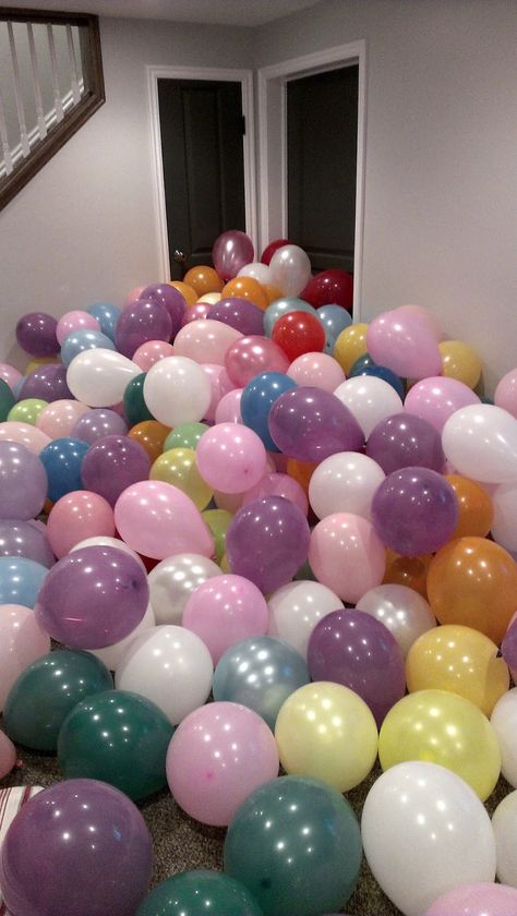 Fill a kid's room (or the room outside their room) with balloons for their birthday. Balloon Filled Room, Room Filled With Balloons, Room Full Of Balloons, Room With Balloons, Dragon Decorations, Balloon Room, 70's Party, Balloon Surprise, Surprise Ideas