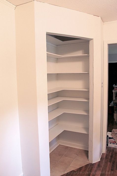 Add space and convenience to your small kitchen with this simple DIY pantry! It has floor to ceiling shelves, a door and it fits perfectly into a corner. Diy Corner Pantry, Diy Pantry Makeover, Corner Pantry Ideas, Organiser Cucina, Corner Closet, Diy Kitchens, Ceiling Shelves, Corner Pantry, Diy Pantry