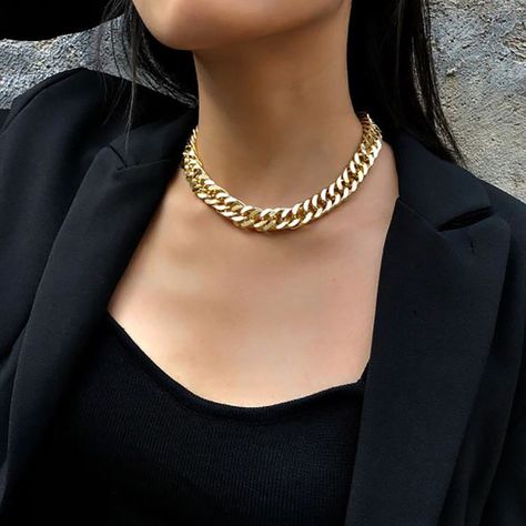 Mens Choker Necklace, Chunky Choker Necklace, Outfit Elegantes, Chunky Choker, Gold Link Necklace, Necklace Outfit, Chain Choker Necklace, Pet Necklace, Short Necklace