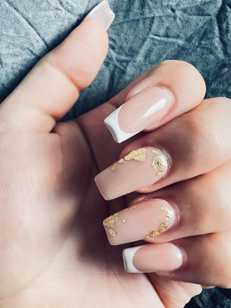 French Tip Gold Flakes, French Nails With Gold Foil, French Tips Gold, Nails Gold Flakes, Gold Leaf Nails, Nail Art Blanc, Moms Nails, Nails For Wedding, Christmas Gel