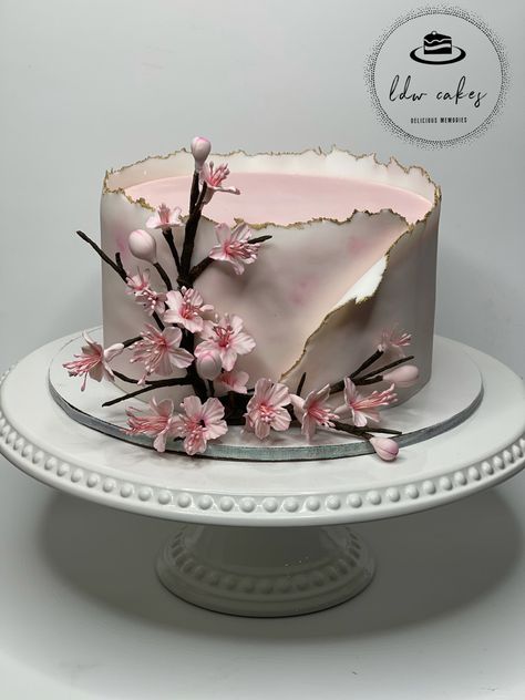 Sakura Birthday Cake, Cherry Blossom Cake Ideas, Cherry Blossom Birthday Cake, Wedding Cake Floral Design, Sakura Cake, Flower Cake Design, Elegant Cake Design, Cartoon Birthday Cake, Bolo Vintage