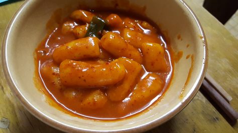 Hot and spicy rice cake (Tteokbokki) recipe - Maangchi.com Dduk, Tteokbokki Recipe, Spicy Rice, Fish Cake, Spicy Sauce, Anchovies, Rice Cakes, Chicken Wings, How To Make Cake