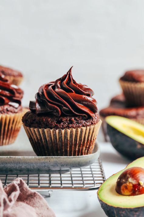 Chocolate frosting with a secret healthier ingredient: avocado! Vegan, oil-free, nut-free, naturally sweetened, and made without powdered sugar! #minimalistbaker #vegan #frosting #chocolate #avocadorecipes Frosting Without Powdered Sugar, Baker Board, Vegan Cupcake, Avocado Frosting, Food Deserts, Vegan Frosting, Icing Recipes, Avocado Vegan, Vegan Substitutes