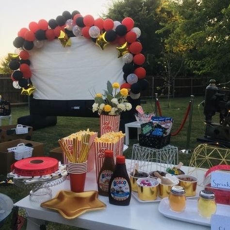 Outdoor Movie Party, Outside Movie, Movie Theme Birthday Party, Cinema Idea, Backyard Movie Party, Ghouls Night, Movie Night Birthday Party, Movie Birthday Party, Halloween Movie Night