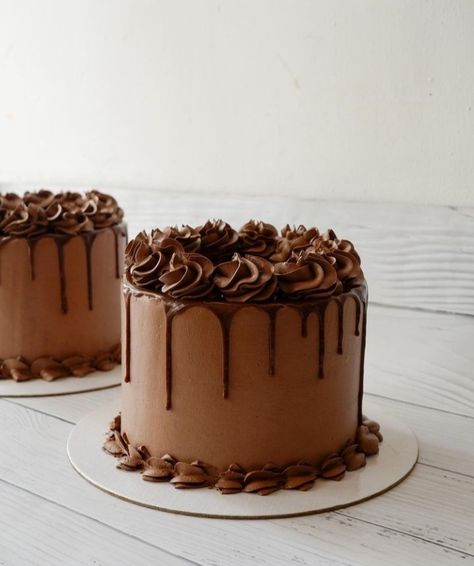 Decorative Chocolate Cake, Birthday Cake For Men Chocolate, Chocolate Cake For Men Birthdays, Mens Cakes Birthday For Men Simple, Forero Rocher Cake, Chocolate Birthday Cake Decoration Ideas, Chocolate Frosting Cake Decorating Ideas, Mocha Cake Decoration, Simple Birthday Cake For Men Ideas