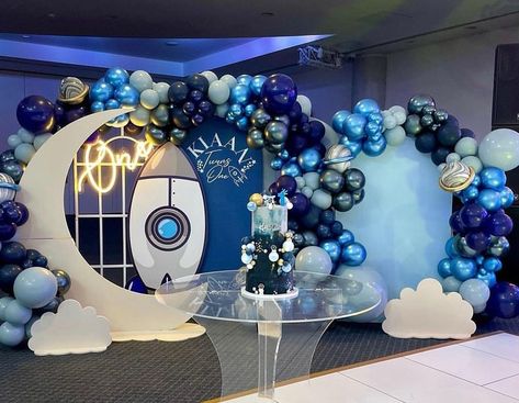 Space-themed party backdrop and balloon decorations Space Themed Birthday Decorations, Space Theme Backdrop, Space Themed Birthday Party Decoration, Space Theme Decorations, Space Themed Birthday Party, Balloon Hacks, Birthday Deco, Theme Party Ideas, Bebe Shower