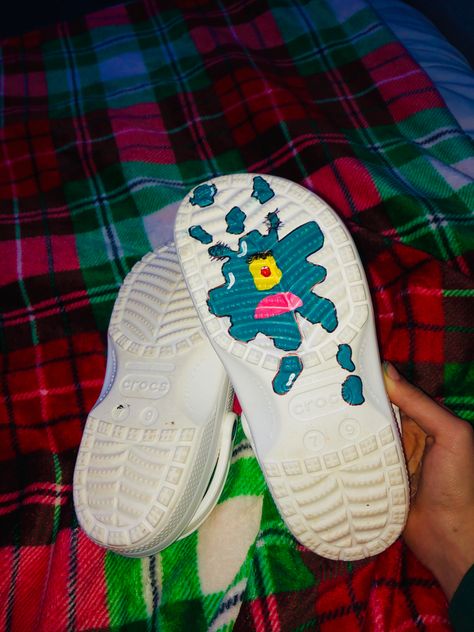 Crocs with plankton on the bottom Crocs Aesthetic Outfit, Naruto Jewelry, Cool Crocs, Bedazzled Shoes Diy, Diy Tie Dye Designs, Cute Designs To Draw, Crocs Fashion, Custom Shoes Diy, Cute Halloween Costumes