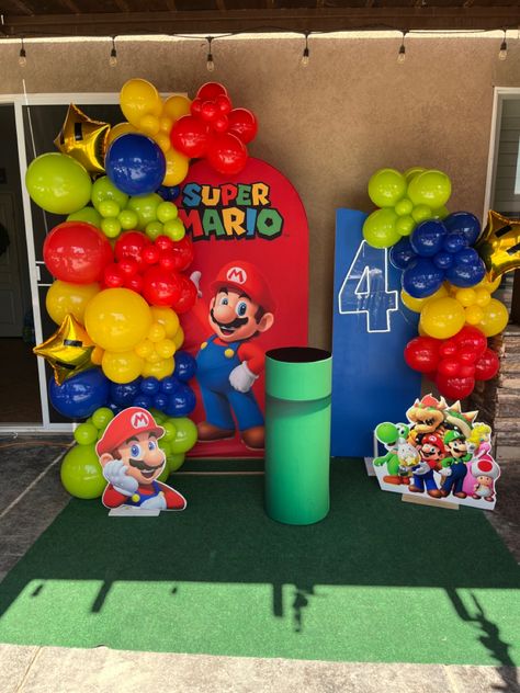 Mario Balloon Backdrop, Mario Arch Backdrop, Super Mario Bros Party Backdrop, Mario Party Decorations Ideas, Mario Bros Balloon Decor, Super Mario Backdrop Ideas, Sonic And Mario Birthday Party, Mario Bros Decoration Ideas, Super Mario Balloon Arch