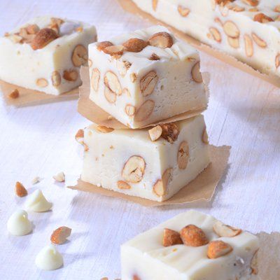 Treat your taste buds to a rich, creamy delight. Honey roasted peanuts add flavor and crunch to this Honey Nut White Fudge recipe. Toll House Recipes, White Fudge, Gourmet Fudge, Easy Toffee, Milk Chocolate Fudge, Bacon Casserole, Potato Bacon, Chocolate Honey, Walnut Fudge