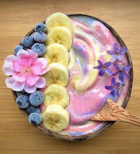 Cute Smoothie Bowls, Things To Make With Mango, Pretty Smoothies, Pineapple Smoothie Bowl Recipe, Thick Smoothie Bowl Recipe, Smoothie Bowl Aesthetic, Pineapple Ideas, Pineapple Food, Smoothie Bowl Toppings