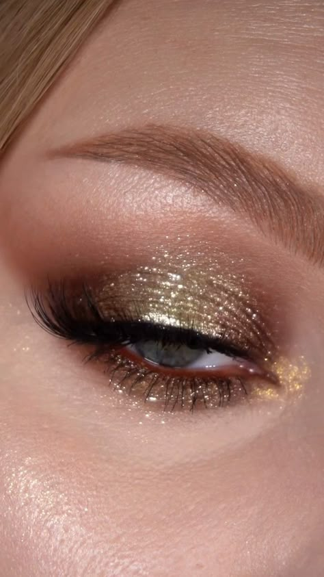 #makeup #makeupartist #makeuplover #glamourmakeup #classicmakeup #datemakeup #sparklemakeup #prettymakeup#christmasmakeup #festivalmakeup #eyemakeup #eyeliner #makeupvideos #makeupreels Disco Glam Makeup Gold, Nye Eye Makeup Looks Silver, Natural Eyeshadow With Glitter, New Years Makeup Ideas Gold, Gold And Brown Eyeshadow Looks, New Year’s Eve Eye Makeup For Brown Eyes, Gold Dress Eye Makeup, Brown Gold Eyeshadow Looks, New Year’s Eve Eyes