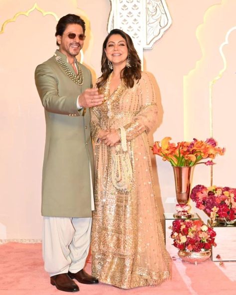 Srk Wallpaper, Anant Ambani And Radhika Merchant, Ambani Wedding, Radhika Merchant, Gauri Khan, Anant Ambani, Dress Suits For Men, Karan Johar, Haldi Ceremony