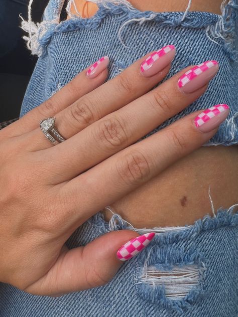 A white hand with light & hot pink chequered nail art on half of nails against ripped blue jeans Chequered Nails, Euphoria Faye, Pink Checkered Nails, Neon Nail Ideas Summer, Hot Summer Nails, Nails Art Easy, Neon Nail Ideas, Trending Acrylic Nails, Trendy Nail Art Summer