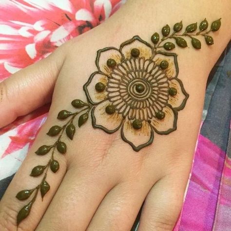 Simple Kids Mehndi, Gol Tikki Mehndi Design, Tikki Mehndi Design, Tikki Mehndi, Short Mehndi Design, Easy Mehndi Design, Simple Mehendi Designs, Henna Designs Wrist, Henna Tattoo Hand