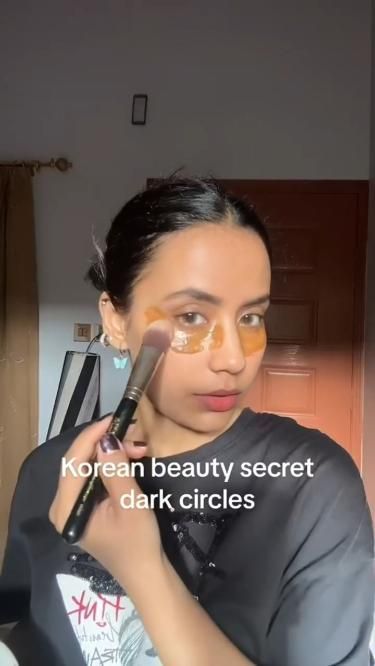 Korean Dark Circles Remover Tips Eyes Without Makeup, Dark Eye Bags, Remove Dark Eye Circles, Brighten Eyes, Facial Routine Skincare, Haut Routine, Face Skin Care Routine, Dark Eye Circles, Clear Skin Face