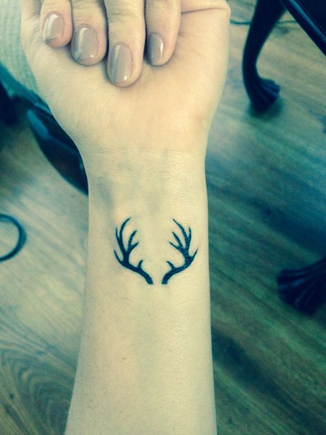 Antler sharpie tattoo Small Elk Antler Tattoo, Antler Memorial Tattoo, Antlers Tattoos For Women, Deer Finger Tattoo, Fine Line Antler Tattoo, Elk Antler Tattoo, Norse Sleeve, Deer Antler Tattoos, Deer Antler Tattoo