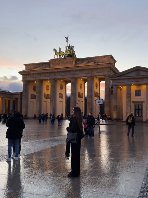 Outfit ootd Travel inspo Berlin Berlijn treinreizen Dress Code Appropriate Outfits, Berlin Aesthetic Outfit, Outfits For School Black, Black Outfits Edgy, Aesthetic Black Outfits, Ootd Cargo, Girl Back To School Outfits, Black Outfit Inspiration, Black Outfit Aesthetic