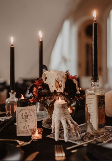 Hallowedding Ideas, Handfasting Ideas, Horror Wedding, Haunted Wedding, Spooky Wedding, Dark Romantic Wedding, Gothic Wedding Theme, Vampire Wedding, Halloween Chic