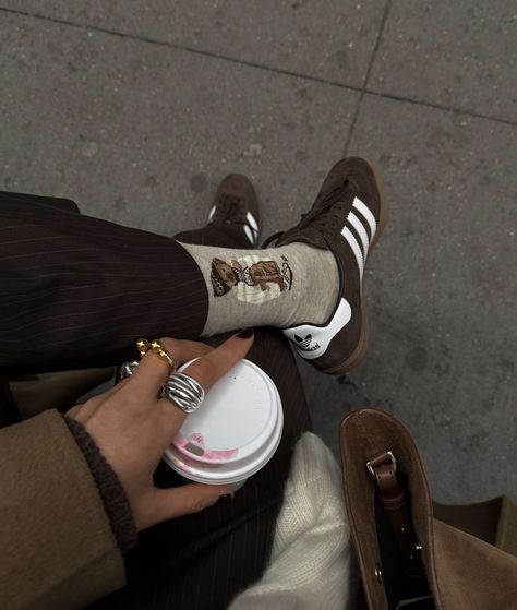 Shoes Brown Aesthetic, Brown Outfit Autumn, Autumn Shoes Aesthetic, Shoes Pics Aesthetic, Shoe Pics Aesthetic, Espresso Aesthetic, Dr Shoes, Trending Sneakers, Fall Fits