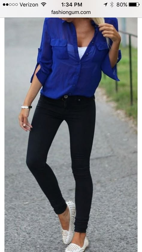 Blusa azul rey, pantalón negro, zapatos blancos Cool Summer Outfits, Outfit Trends, Mode Inspiration, Fashion Mode, Outfits Casuales, My Dream Closet, Blue Shirt, Wearing Black, Street Styles