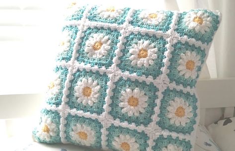 Agnes Gurumi: Daisy Granny Square Cushion Pillow Granny Square Cushion, Granny Square Pillow Cover, Granny Square Pillow, Daisy Pillows, Crochet Pillow Cases, Crochet Cushion Pattern, Crochet Flower Squares, Cushion Cover Pattern, Pillow Covers Pattern