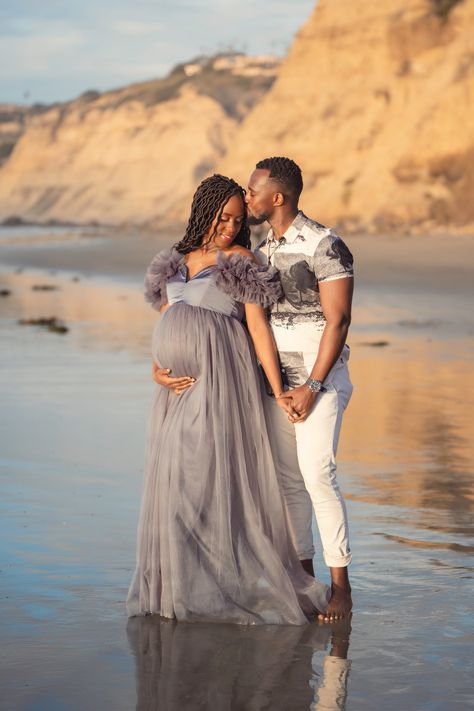 Beach Maternity Photos Black Couples, Beach Maternity Shoot Black Women, Beach Maternity Photos Black Women, Prego Photoshoot, Maternity Shoot Black Women, Family Beach Pictures Poses, Beach Maternity Photoshoot, Beach Maternity Pictures, Maternity Photography Beach