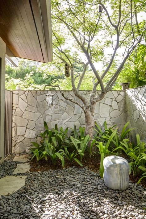 Dwell - A Southern Californian Midcentury With Japanese Influences Asks $3.13M Stone Wall Outdoor Fence, Stone Fence Wall, Stone Fence Ideas, Horizontal Fences, Unique Fence Ideas, Wall Gardens, Private Courtyard, Stone Fence, Natural Fence