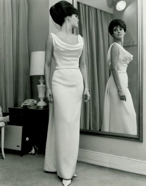 Racquel Welch.... Her shape is an upside down triangle. shoulders are broader than hips. I am shaped this way Jacqueline De Ribes, Rachel Welch, Diahann Carroll, Anne Bancroft, Soft Dramatic, Ginger Rogers, Dramatic Style, Vivien Leigh, Farrah Fawcett