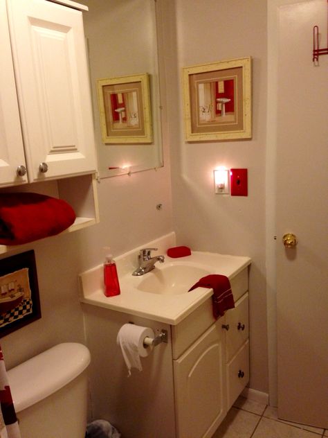 Red And Cream Bathroom, Red Bathroom Ideas, Cream Bathroom, Red Bathroom, Bathroom Red, Bathroom Color, Bathroom Redo, Bath Room, Bathroom Ideas