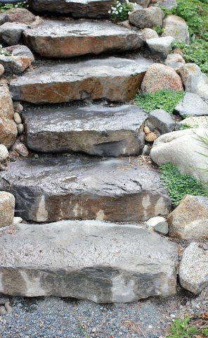 How to set stepping stones in steep, loose hillside - Home Improvement Stack Exchange Outdoor Stone Steps, Steep Hillside Landscaping, Rock Steps, Landscape Stairs, Landscape Steps, Sloped Backyard, Stone Steps, Garden Stairs, Stone Stairs