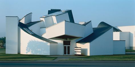 Frank Gehry’s first commission in Europe, pictured here, was in Weil am Rhein, Germany, to house a design collection for a Swiss furniture manufacturer. The Vitra Design Museum opened in 1989 and has since become part of the larger Vitra Campus Vitra Museum, Swiss Architecture, Architecture Unique, Deconstructivism, Vitra Design Museum, Station Service, Rem Koolhaas, Vitra Design, Tadao Ando